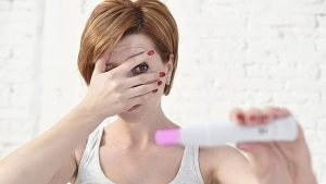 Mujer esperando resultado de prueba de embarazo