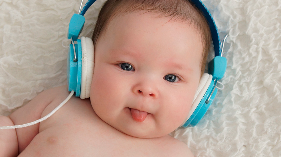 Bebé escuchando música