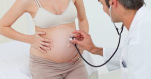 Doctor revisando a mujer embarazada
